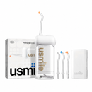 Irrigador bucal usmile C10 transparente con boquillas, estuche y caja sobre fondo blanco.