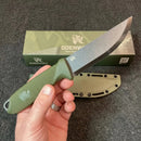 Mano sosteniendo el cuchillo WOLFSTRIKE con mango verde al lado de su funda
