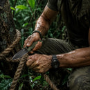 Hombre usando el cuchillo WOLFSTRIKE para cortar cuerda en un bosque