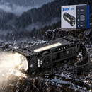 WUBEN X4 negro con luces delanteras y luces laterales cálidas junto a su caja en una escena de lluvia ilustrativa